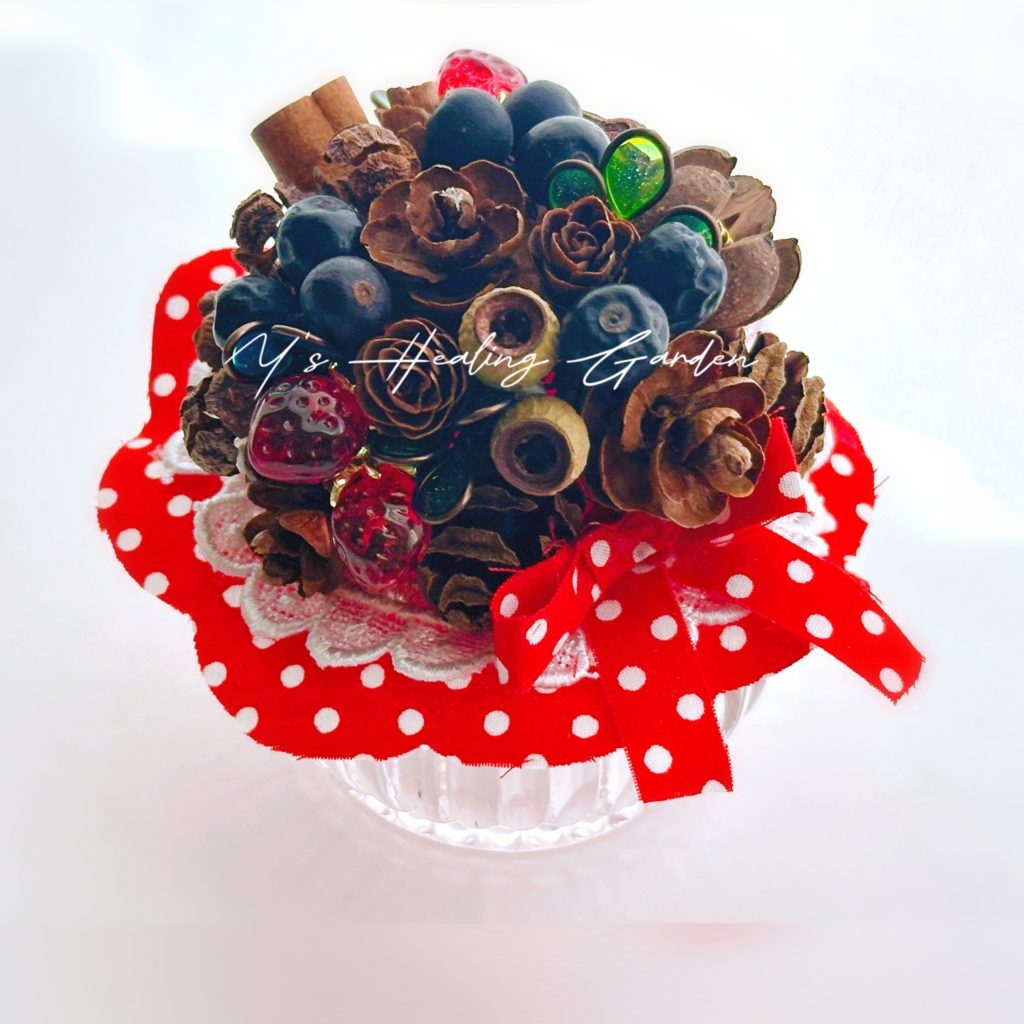 イチゴと木の実の小さな置き飾り